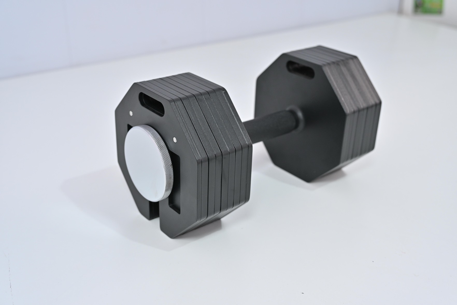 Matte zwarte TSUYO dumbbell met achthoekige platen en zilveren schroefknop